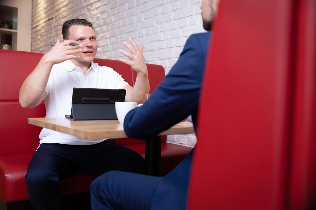 Tobias macht ein Mentoring mit einem neuen Vertriebsleiter Tobias macht ein Mentoring mit einem neuen Vertriebsleiter